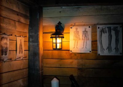 Anatomie-Zeichnungen im spärlich beleuchteten Escape Room