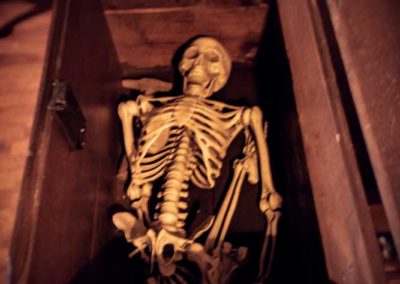 Gruseliges Skelett in der Kiste Escape Room Wuppertal