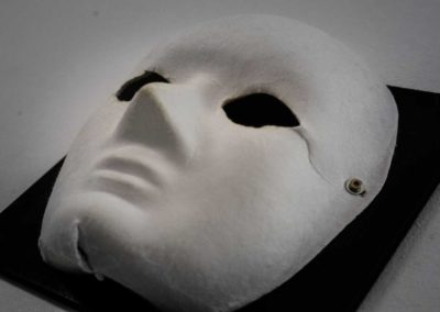 Gruselige Maske als Raumdetail im Escape Room