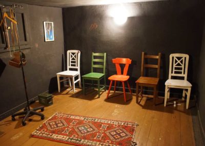 Leere Stühle im Verhörzimmer sorgen für Gänsehaut