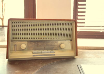Altes Radio als Einrichtungsgegenstand im Escape Room