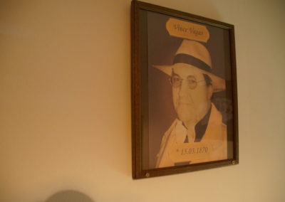 Porträt von Vince Vegas an der Wand