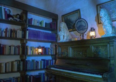 Gänsehautfaktor im Escape Room Herten mit Klavier und Bücherregal