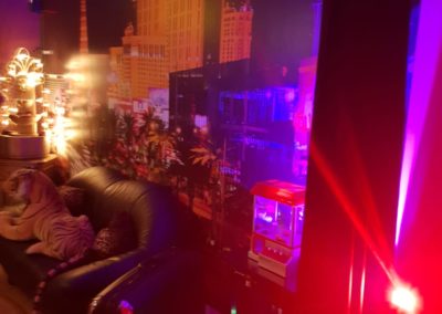 Stofftiger auf der Couch im Lost Vegas Escape Room