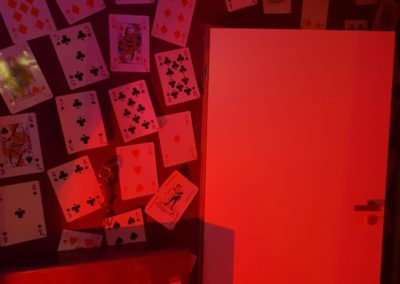 Spielkarten als Wanddeko im Escape Room Lost Vegas 2.0