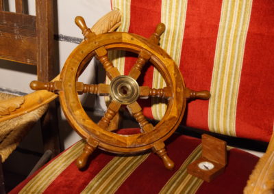 Steuerrad und Kompass auf einem Sessel