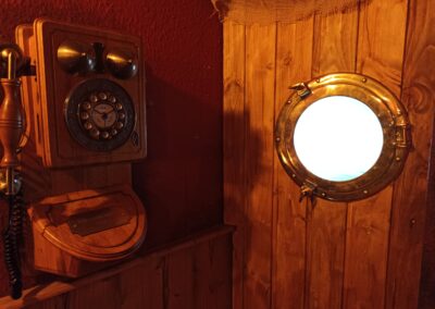 Bullauge und altes Wählscheibentelefon im Piraten Escape Room