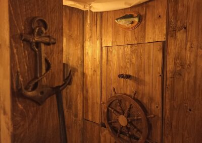 mit Holz verkleideter Escape Room für Möchtegern Seeräuber