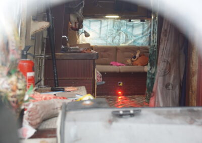 Blick in einen verlassenen Wohnwagen im Live Escape Abenteuer in NRW