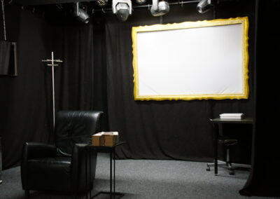 schwarzer Sessel auf der leeren Bühne im Theater Escape Room