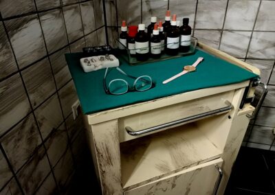 Tisch im geheimen Operationssaal der alten Pathologie