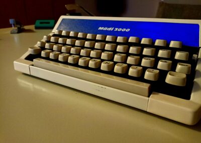 Nahaufnahme einer Schreibmaschinentastatur im Journalistenbüro