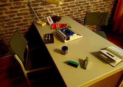 Schreibtisch mit diversen Beweismaterialien im spannungsgeladenen Escape Room NRW