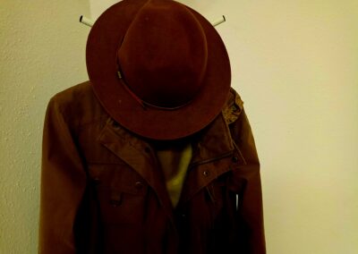 Jacke und Hut hängen an der Garderobe